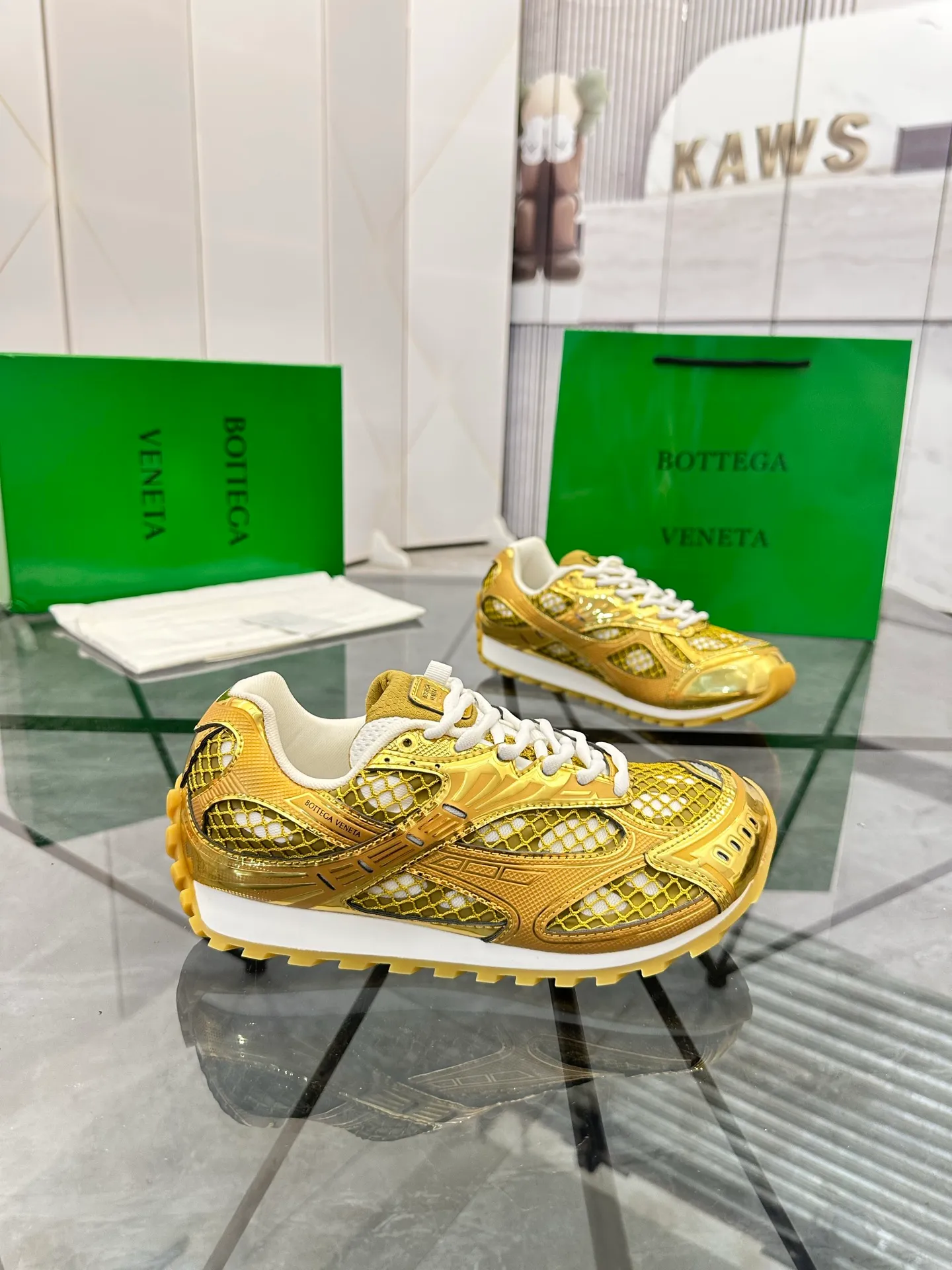 Factory men's shoes 💰: 620💰 (top version) BV Orbit sneakers Wang Yibo's same style couple's dad shoes Runner sneakers, made of lightweight technical mesh fabric. Matched with geometric pattern designed rubber outsole Wang Zha series high version Look for the package craftsmanship The actual height is much higher, but the legs are still slim. Very nice and playable and durable Matching to the standard 💯 Package shoe technology Look for the high version The outsole is made of color-blocked TPU outsole Women's model 35 36 37 38 39 40 41 (40 41 customized) Men's model 38 39 40 41 42 43 44 45. (Customized size 38 45.46) No. H345
